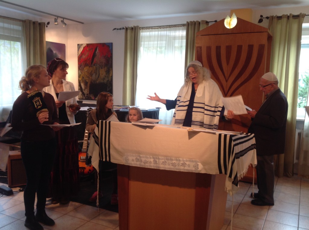 Rabbi Brener adding to the Hakafot