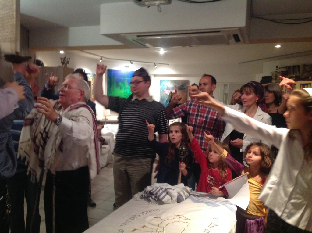 Lifting up the Torah after reading on Simcaht Torah