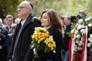 Beit Polska delegation in front of the Heroes of the Warsaw Ghetto Monumnet in Warsaw on April 19, 2024